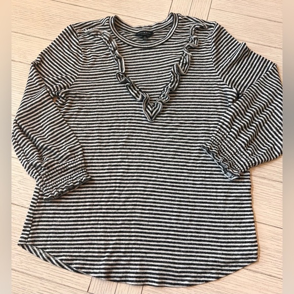Lucky Brand soft top w/ ruffle‎ detail and elastic gathered sleeves. Striped. M - Picture 1 of 7